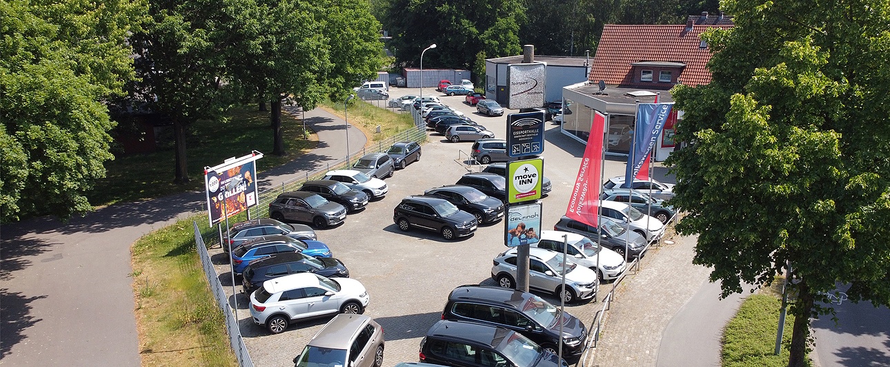 Luftaufnahme Außenbereich Autohaus Röttering mit Verkaufsfahrzeugen
